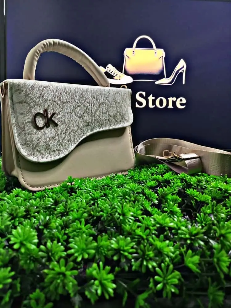 حقيبة الأناقة من CK – لمسة فخامة تُكمل إطلالتك! ✨🌸