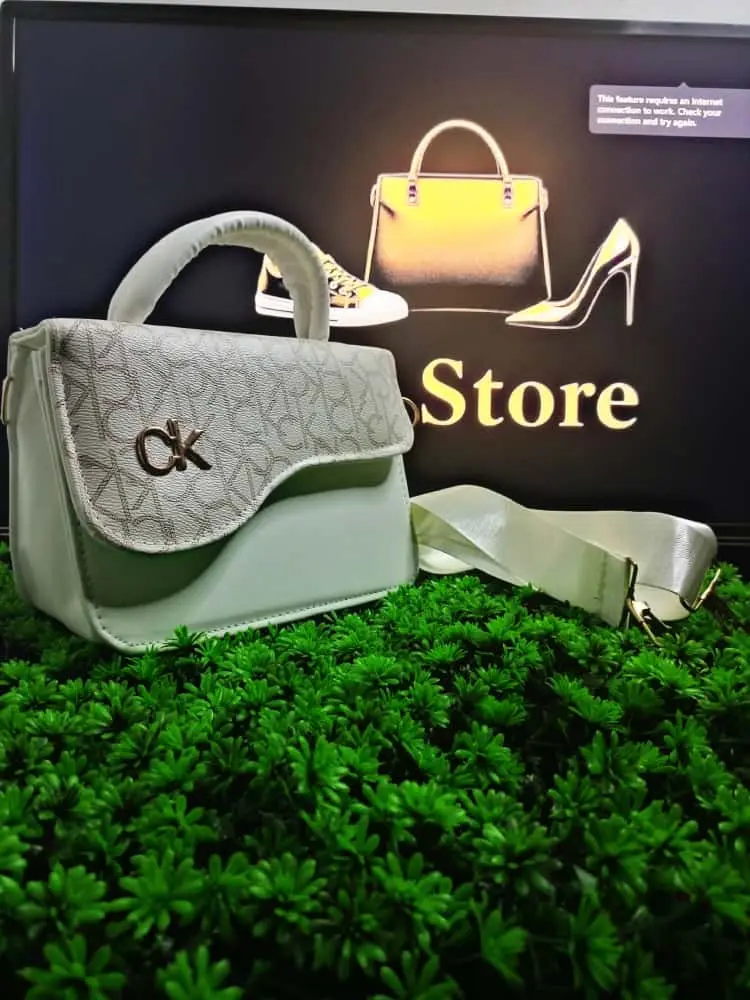 حقيبة الأناقة من CK – لمسة فخامة تُكمل إطلالتك! ✨🌸